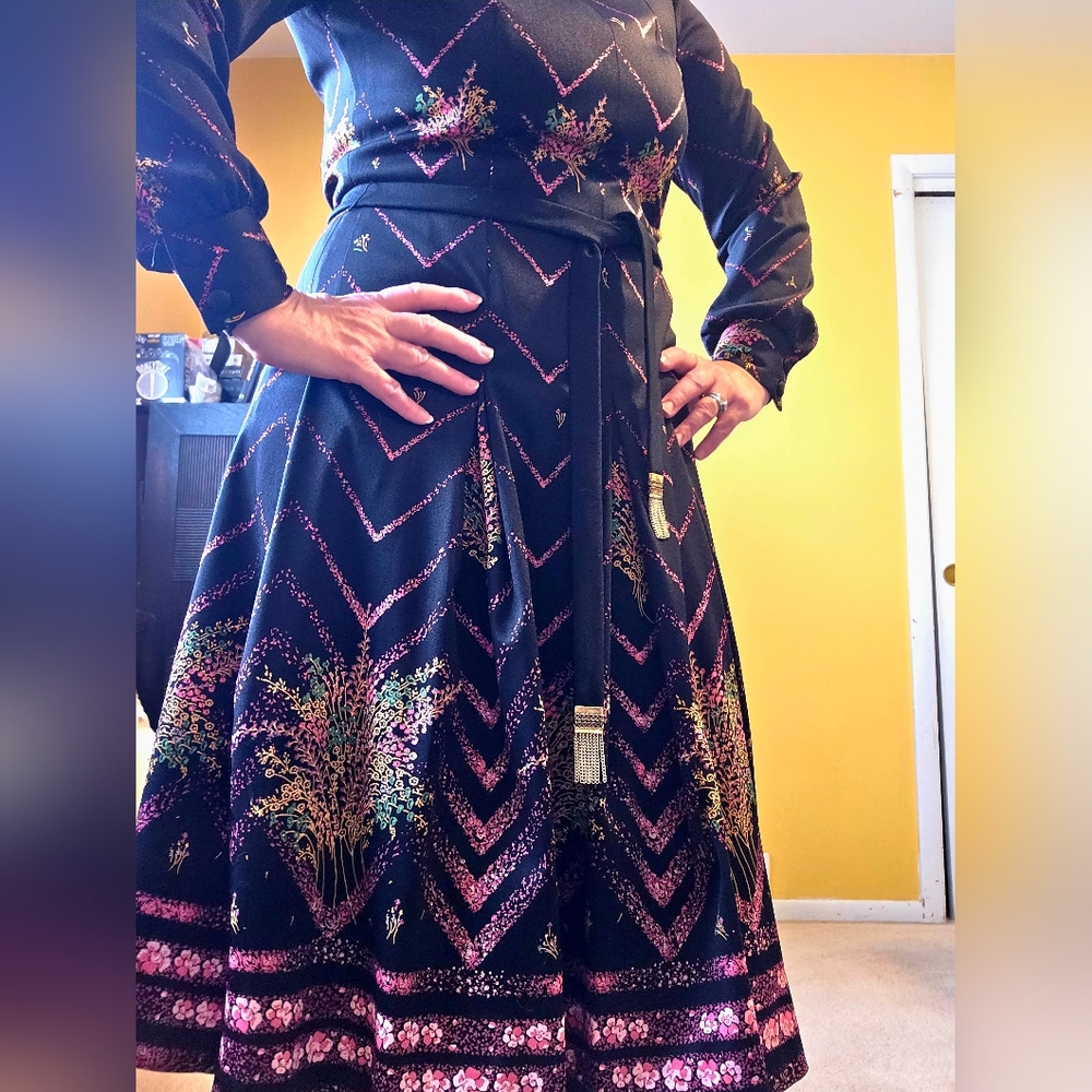 Vintage Floral Dress - Picture 11 of 16